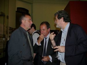 José Pablo, en la entrega de un Premio de Arquitectura. A la izquierda, el presidente del Consejo Superior de los Colegios de Arquitectos de España en ese momento, Carlos Hernández Pezzi. A la derecha, el también arquitecto Joaquín Aramburu Maqua. / Foto: Colegio Arquitectos Huelva. 