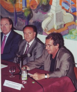 José Pablo, ofreciendo el discurso como primer decano del Colegio. 