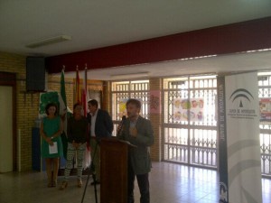 El delegado del Gobierno en Huelva, José Fiscal, en Calañas durante la inauguración del curso escolar.