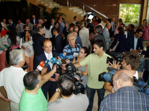 Los medios onubenses no perdieron la oportunidad de entrevistar a Díez antes de su conferencia.