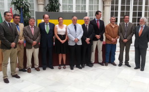 Representantes de las Comunidades de Regantes onubenses tras la firma del convenio.