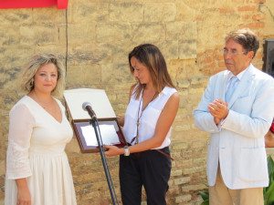 Entrega de placa a la concejala extremeña.