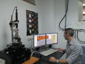 Moisés García trabajando el proyecto de su grupo de investigación.