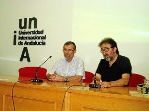 El presidente de la Asociación de la Prensa de Huelva y de la APDA antes de dar comienzo la mesa redonda.