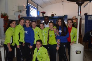 El presidente de la organización junto a integrantes del equipo femenino de balonmano de Lepe, voluntarias en el comedor de Fecons.