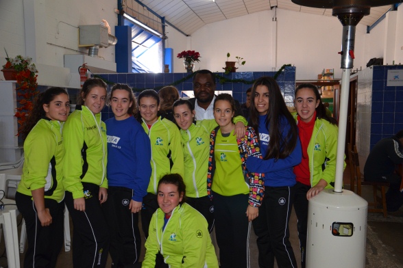 El presidente de la organización junto a integrantes del equipo femenino de balonmano de Lepe, voluntarias en el comedor de Fecons.