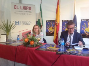 Gladys Méndez en la presentación del libro en la Plaza de las Monjas con el gerente del Patronato Provincial de turismo.