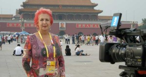 Rosa María Calaf, trabajando en Pekín. / Foto: detele.es.