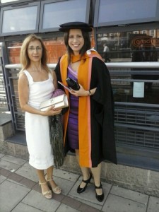 El día de la graduación de Ruth, acompañada por su madre. 