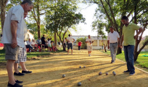 La petanca, una de las actividades deportivas presentes en las fiestas moguereñas.