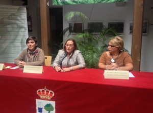 La alcaldesa isleña presidió el acto de presentación. 