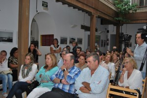 El primer teniente de alcalde junto a resto de edilesy el resto de personas presentes en este acto