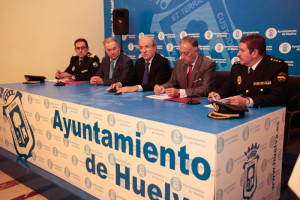 Agentes de la Policía Local y Nacional forman parte del dispositivo. / Foto: José Carlos Palma