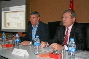 El alcalde de Cartaya, junto al presidente de los citricultores onubenses. 