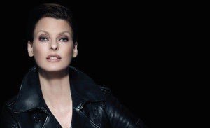 Zenet pone música al último anuncio de Loewe con Linda Evangelista. 