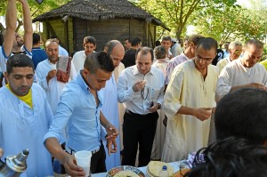 El alcalde almonteño en la Fiesta por el Fin del Ramadán.