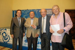 Juan Manuel Díaz junto al alcalde de Huelva, el concejal de Cultura y el artista Juan Carlos Castro Crespo.