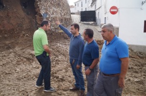 Antonio Muñiz revisando los desperfectos con los técnicos