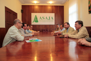 Miembros de Asaja y del Partido Popular reunidos en la sede de la Asociación. / Foto: José Carlos Palma