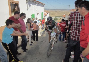 Los participantes tuvieron que superar rampas muy pronunciadas en las calles de Paterna.