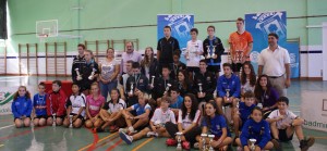 Los vencedores del torneo de bádminton celebrado en el Diego Lobato.