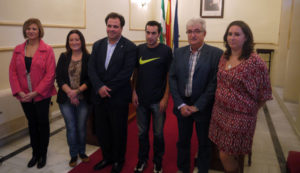 El atleta sanjuanero Miguel Beltrán, recibido en el Ayuntamiento de su localidad.