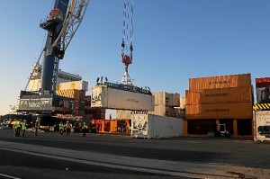 Embarque de los contenedores por la naviera OPDR en el Puerto de Huelva.