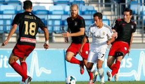 Morcillo, en el centro, en el partido ante el Castilla.