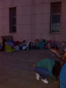 Aspecto del Palacio Municipal de Huelva en la noche previa al concierto. 