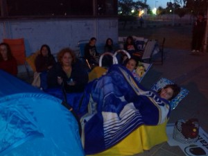 Muchas jóvenes están haciendo cola desde el jueves por la tarde. 