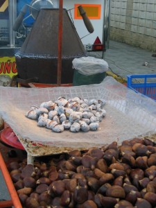 Algunos de los puestos de la Feria ofrecen castañas asadas, además de crudas. 