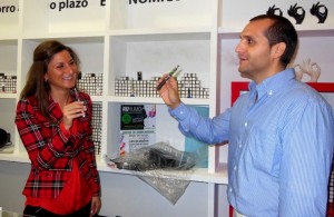 José María y Esperanza haciendo una demostración con un cigarrillo electrónico.