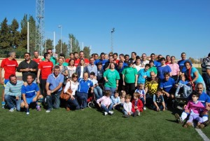 Personalidad y periodistas junto a miembros de Asidem.