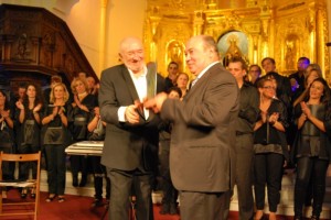 Vicente Sanchís recoge el símbolo del festival.