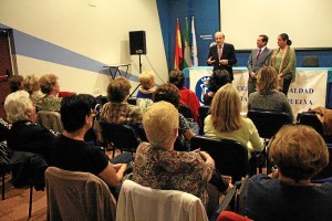 Pontón y el alcalde de Huelva charlaron con las onubenses.