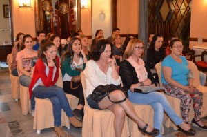 Asistentes al acto de entrega de las becas.