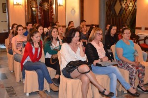 Asistentes al acto de entrega de las becas.