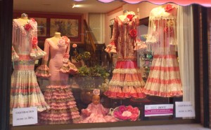 Escaparate onubense con los colores de la Lucha contra el Cáncer. 