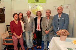 Concejales sanjuaneros en el stand de Equitación Terapéutica Huelva.