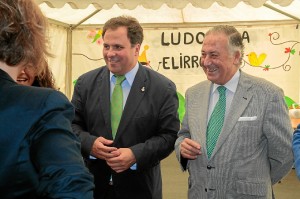 El alcalde de San Juan junto al subdelegado del Gobierno en Huelva recorrieron los stands de la Feria. / Foto: José Carlos Palma