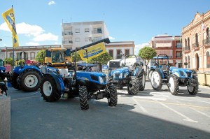 Exposición de tractores en la plaza de España. / Foto: José Carlos Palma