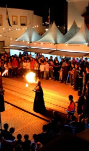 Los espectáculos con fuego forman son uno de los atractivos de la Feria. 