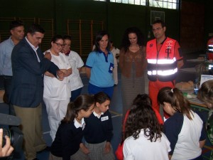 Los menores recibiendo formación sobre masajes cardíacos.