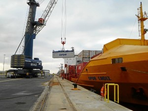 Una grúa operando en el Puerto de Huelva. 