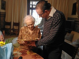 María Molina recibió el reconocimiento de manos del alcalde de Aracena.