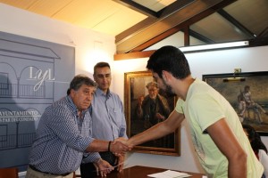 Uno de los alumnos recogiendo su diploma.