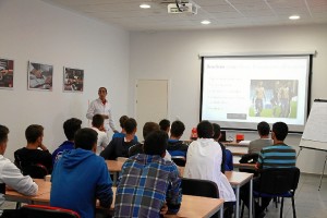 Los jóvenes recibieron consejos y explicaciones por parte de un profesional.