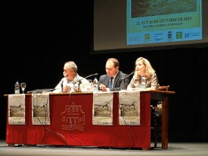 En la imagen, de izquierda a derecha, Pedro Campos, presidente de la Asociación Kalathoussa, David Toscano, alcalde de Aljaraque, y Ana Mora, concejala de Cultura.