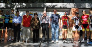 El Primer Teniente de Alcalde, Francisco Zamudio, junto a la familia Cañavate y ciclistas profesionales.