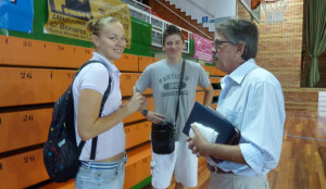 Claudia Pop e Ivona Bogoje, junto al médico José Luis Romero.